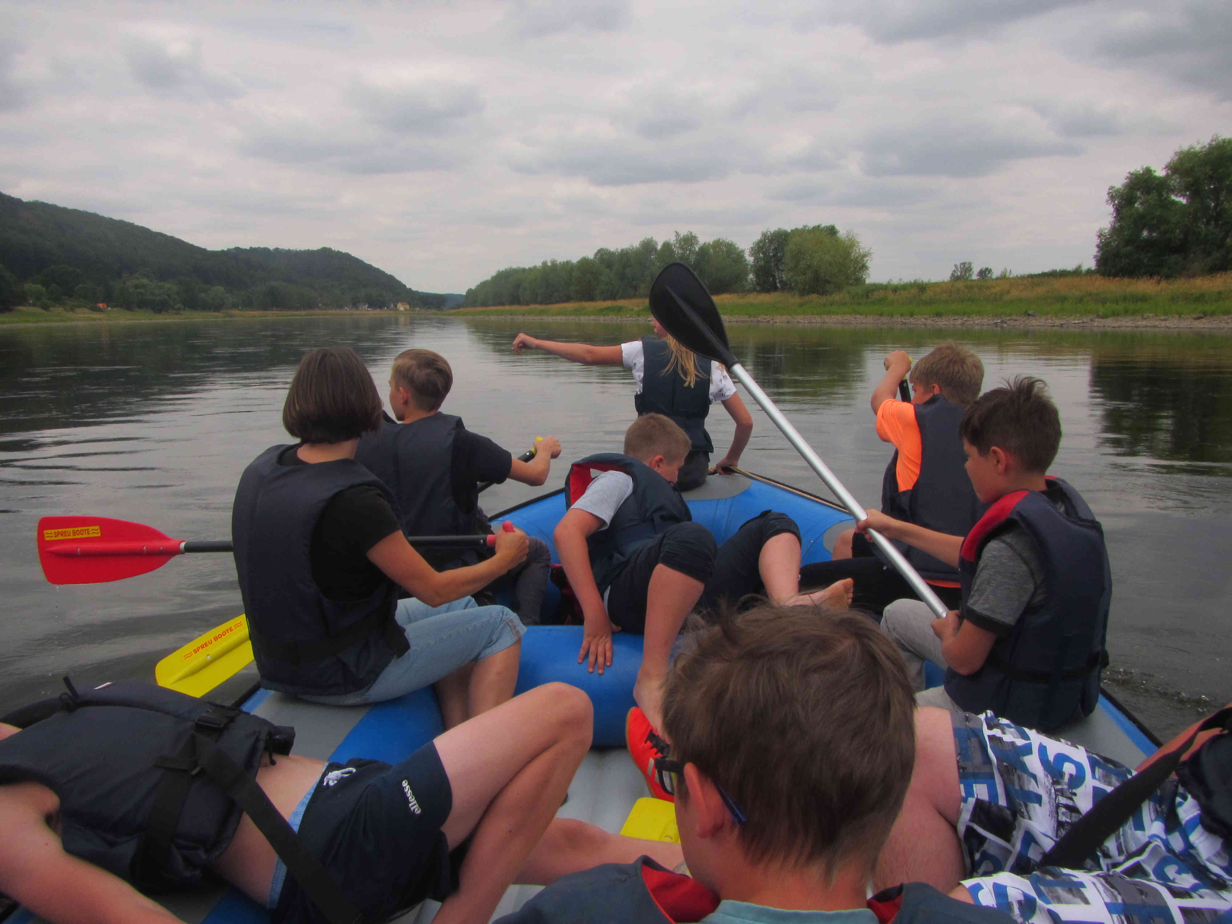 Mit dem Boot die Elbe flussabwärts unterwegs